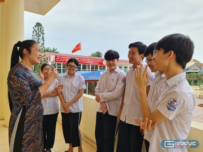 Cô giáo Nguyễn Thị Hạnh – Phó hiệu trưởng Trường Trung học cơ sở Phục Lễ động viên các em học sinh trong đội tuyển học sinh giỏi (Ảnh: Lã Tiến)