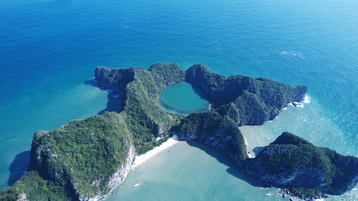 Đảo Mắt Rồng nằm trong vùng lõi Vịnh Hạ Long - Di sản thiên nhiên thế giới (Ảnh: Báo Quảng Ninh)