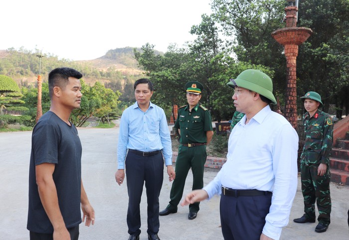 Ông Nguyễn Xuân Ký - Bí thư Tỉnh uỷ Quảng Ninh đi kiểm tra công trình xây dựng trái phép trên đảo thẻ Vàng (Ảnh: Báo Quảng Ninh)