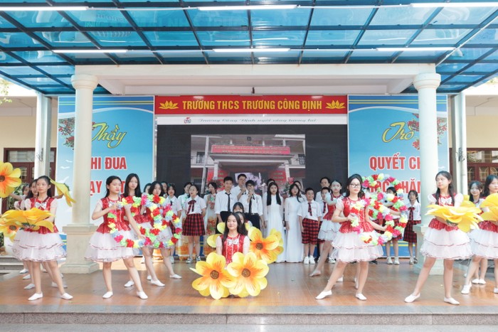 Học sinh Trường Trung học cơ sở Trương Công Định biểu diễn các tiết mục văn nghệ đặc sắc (Ảnh: HH)
