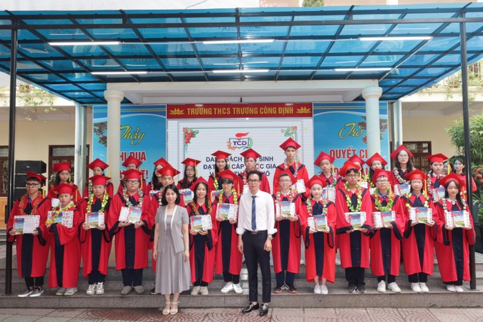 Lãnh đạo Phòng Giáo dục và Đào tạo quận Lê Chân, hiệu trưởng nhà trường trao thưởng cho học sinh giỏi (Ảnh: HH)