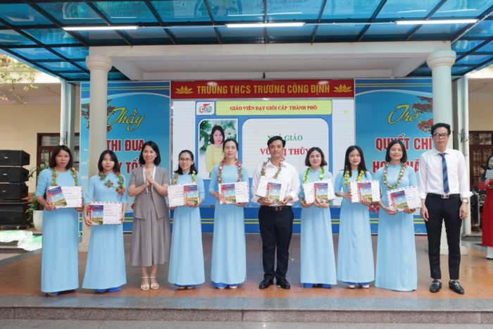 Lãnh đạo Phòng Giáo dục và Đào tạo quận Lê Chân trao thưởng cho giáo viên (Ảnh: HH)