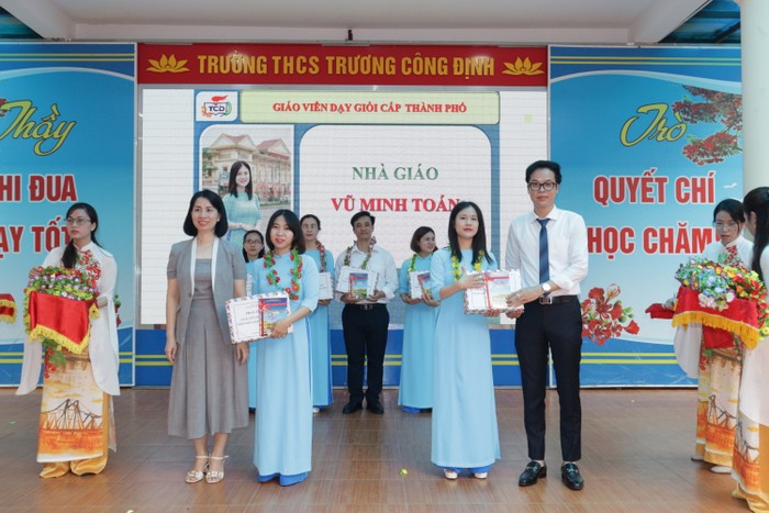 Lãnh đạo Phòng Giáo dục và Đào tạo quận Lê Chân, hiệu trưởng nhà trường trao thưởng cho giáo viên (Ảnh: HH)
