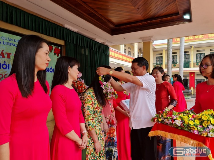 Ông Phạm Văn Khanh - Bí thư Quận uỷ Kiến An trao thưởng cho các giáo viên giỏi (Ảnh: Lã Tiến)