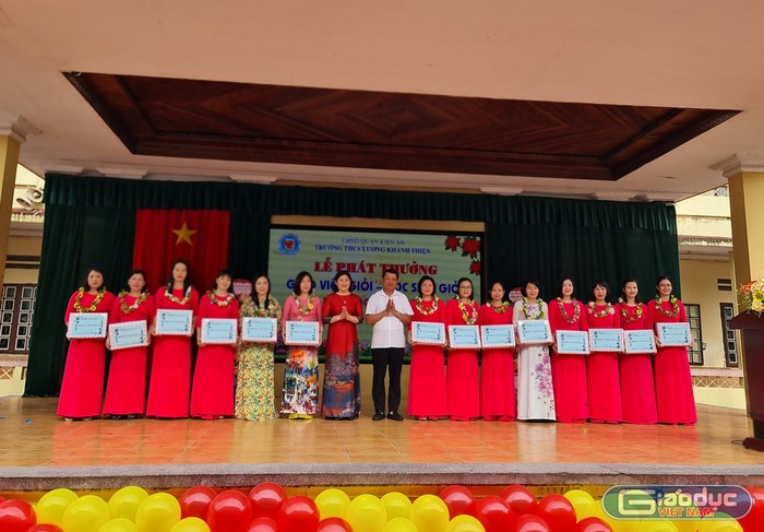 Lãnh đạo quận Kiến An, lãnh đạo nhà trường trao thưởng các giáo viên giỏi (Ảnh: Lã Tiến)