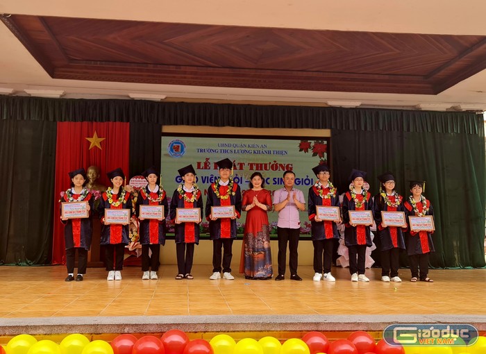 Lãnh đạo quận Kiến An, lãnh đạo nhà trường trao thưởng các giáo viên giỏi (Ảnh: Lã Tiến)