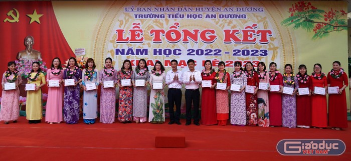 Lãnh đạo Đảng uỷ thị trấn An Dương khen thưởng giáo viên xuất sắc năm học 2022 - 2023 (Ảnh: LT)