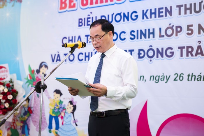 Thầy giáo Phạm Văn Xình – Hiệu trưởng Trường Tiểu học Lê Hồng Phong thông tin tới các đại biểu kết quả năm học vừa qua (Ảnh: LT)