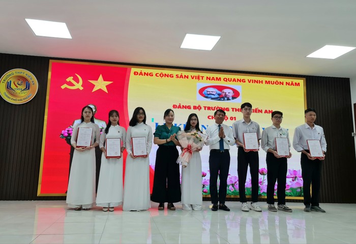 Chi bộ 1 - Đảng bộ Trường Trung học phổ thông Kiến An kết nạp 8 đảng viên mới (Ảnh: Lã Tiến)