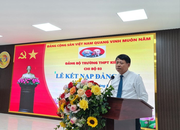 Ông Phạm Văn Khanh - Bí thư Quận ủy Kiến An phát biểu tại lễ kết nạp (Ảnh: Lã Tiến)
