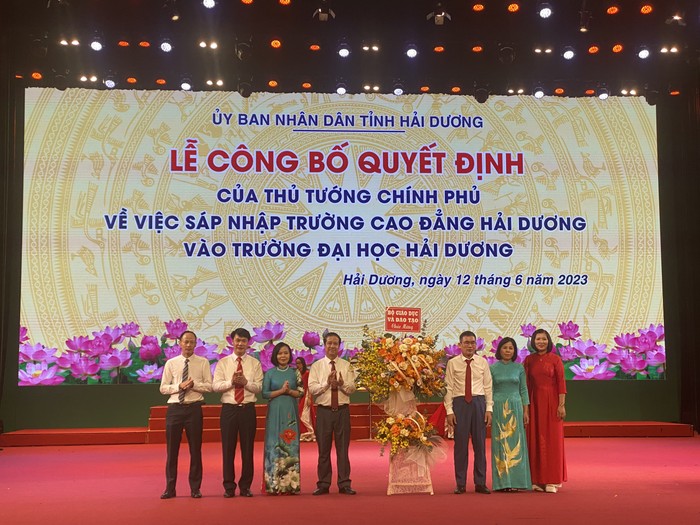 Bộ trưởng Bộ Giáo dục và Đào tạo - Nguyễn Kim Sơn trao Quyết định của Thủ tướng Chính phủ và tặng hoa chúc mừng Trường Đại học Hải Dương (Ảnh: CTV)