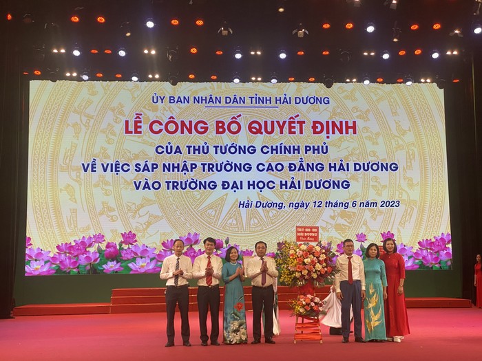 Ông Trần Đức Thắng- Bí Thư Tỉnh ủy Hải Dương tặng hoa chúc mừng Trường Đại học Hải Dương đón nhận Quyết định của Thủ tướng Chính phủ (Ảnh: CTV)