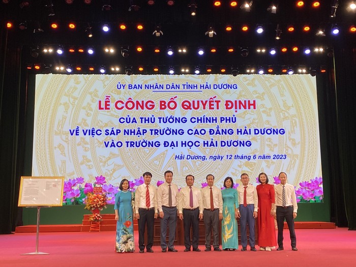 Bộ trưởng Bộ Giáo dục và tạo Nguyễn Kim Sơn, Bí thư Tỉnh uỷ Hải Dương Trần Đức Thắng trao quyết định của Thủ tướng Chính phủ về việc sáp nhập (Ảnh: CTV)