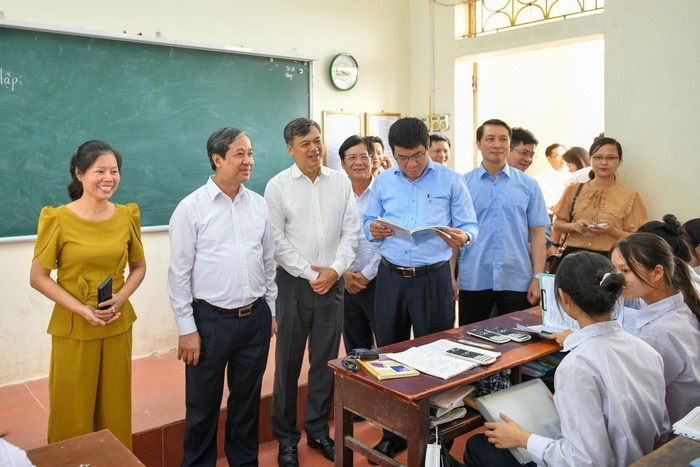 Bộ trưởng Nguyễn Kim Sơn kiểm tra công tác chuẩn bị cho kỳ thi tốt nghiệp trung học phổ thông năm 2023 (Ảnh: Lã Tiến)