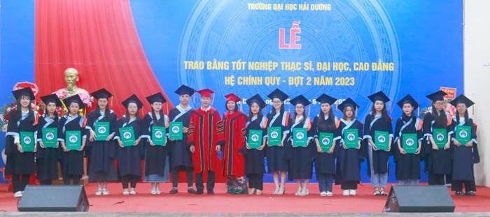 Lãnh đạo Trường Đại học Hải Dương trao bằng tốt nghiệp cho sinh viên đại học (Ảnh: Thế Anh)