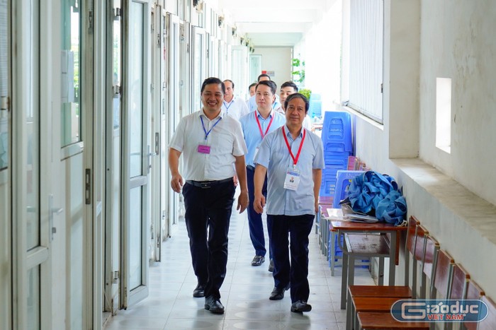 Bộ trưởng Nguyễn Kim Sơn kiểm tra tại điểm thi Trường Trung học phổ thông chuyên Trần Phú (Hải Phòng). Ảnh: Lã Tiến