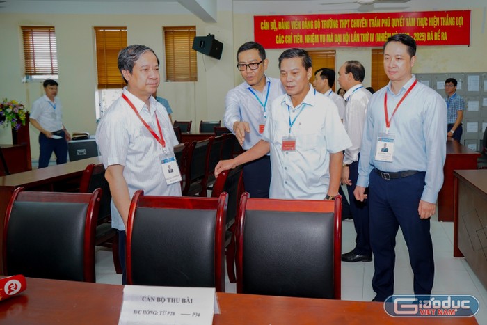 Bộ trưởng Nguyễn Kim Sơn kiểm tra tại điểm thi Trường THPT chuyên Trần Phú (Hải Phòng). Ảnh: Lã Tiến
