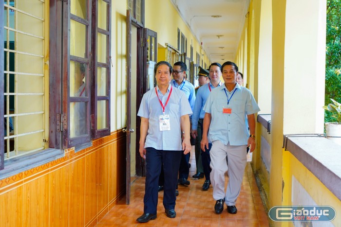 Bộ trưởng Nguyễn Kim Sơn kiểm tra tại điểm thi Trường Trung học phổ thông Thái Phiên (Hải Phòng). Ảnh: Lã Tiến