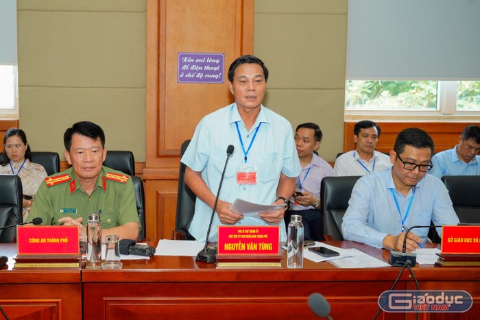 Ông Nguyễn Văn Tùng – Chủ tịch Uỷ ban nhân thành phố Hải Phòng tiếp thu các ý kiến từ Bộ trưởng Nguyễn Kim Sơn (Ảnh: Lã Tiến)