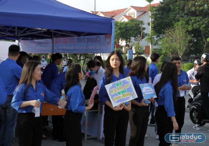 Đội tình nguyện viên của Trường Trung học phổ thông chuyên Trần Phú tích cực hỗ trợ các thí sinh (Ảnh: Lã Tiến)