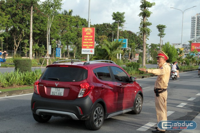 Lực lượng cảnh sát giao thông làm nhiệm vụ phân luồng đảm bảo giao thông thông suốt trong thời gian diễn ra kỳ thi (Ảnh: Lã Tiến)