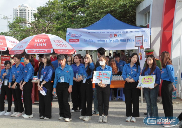 Đội tình nguyện viên của Trường Trung học phổ thông chuyên Trần Phú tích cực hỗ trợ các thí sinh (Ảnh: Lã Tiến)