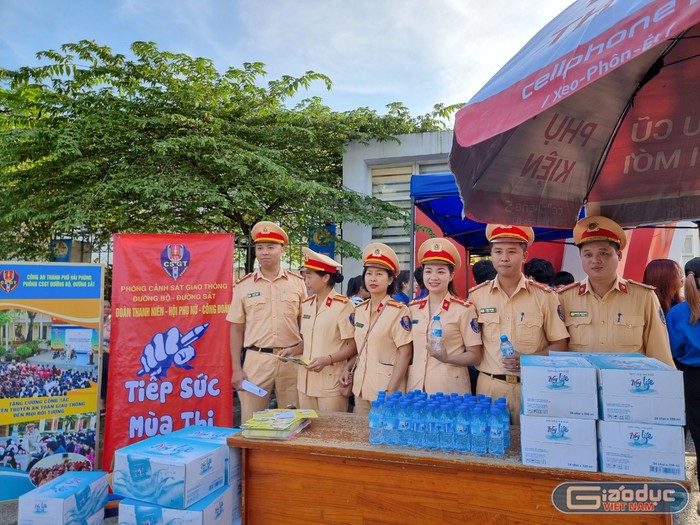 Phòng Cảnh sát giao thông đường bộ - đường sắt (Công an Hải Phòng) bố trí đông đảo lực lượng tham gia hỗ trợ thí sinh tại kỳ thi (Ảnh: Lã Tiến)