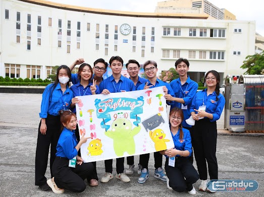 Đội tình nguyện viên Trường Trung học phổ thông chuyên Trần Phú với nhiều hoạt động hỗ trợ thí sinh tại kỳ thi (Ảnh: CTV)