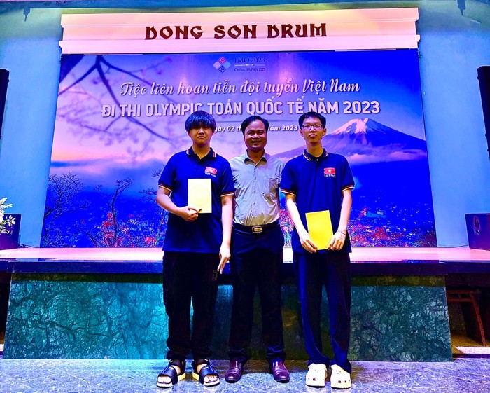 Nguyễn Đình Kiên (bên trái) và Nguyễn An Thịnh (bên phải) chụp ảnh lưu niệm với lãnh đạo Sở Giáo dục và Đào tạo trước kỳ thi (Ảnh: CTV)
