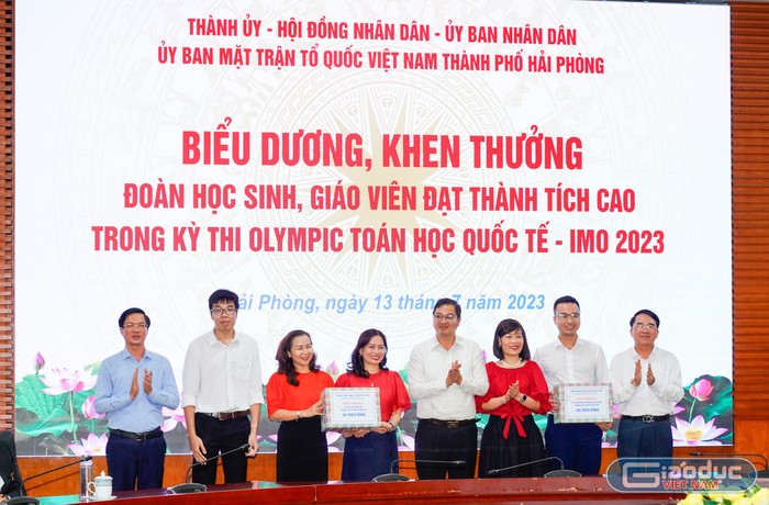 Lãnh đạo thành phố trao thưởng cho tập thể Ban giám hiệu, giáo viên Trường Trung học phổ thông chuyên Trần Phú (Ảnh: ĐT)