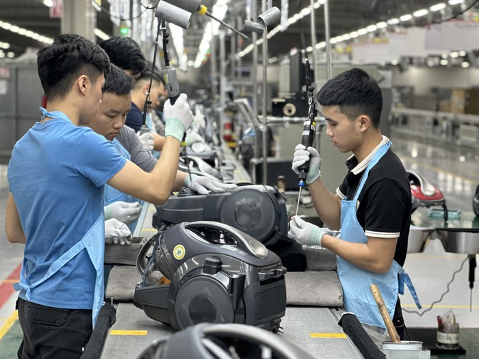 Người lao động làm việc tại Nhà máy của Công ty Trách nhiệm hữu hạn LG Electronics Việt Nam Hải Phòng (Ảnh: LH)