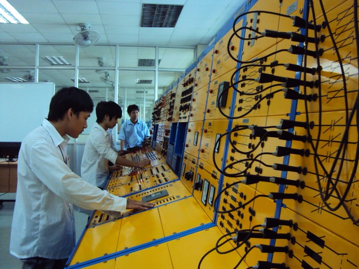 Sinh viên Trường Đại học Thái Bình thực hành vận hành nhà máy điện (Ảnh: NTCC)