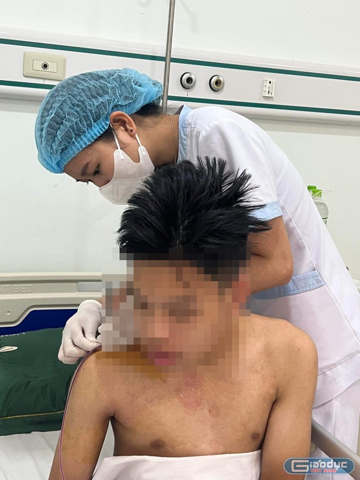 Con trai ông Chung bị tai nạn trong giờ học võ phải mổ cấp cứu nối xương đòn (Ảnh: Gia đình cung cấp)