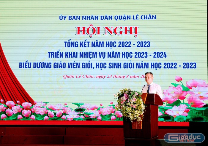 Ông Nguyễn Hoàng Linh – Chủ tịch Uỷ ban nhân dân quận Lê Chân giao nhiệm vụ cho ngành giáo dục và đào tạo quận trong năm học mới (Ảnh: LT)