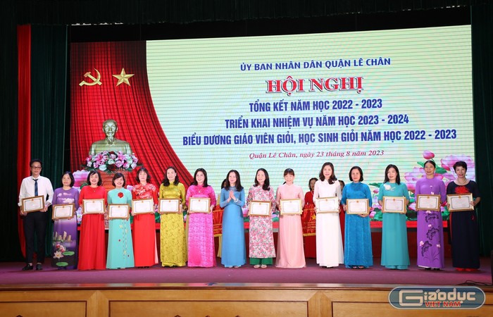 Lãnh đạo quận Lê Chân trao Bằng khen của Uỷ ban nhân dân thành phố cho 14 tập thể đạt danh hiệu “Tập thể lao động xuất sắc” (Ảnh: LT)