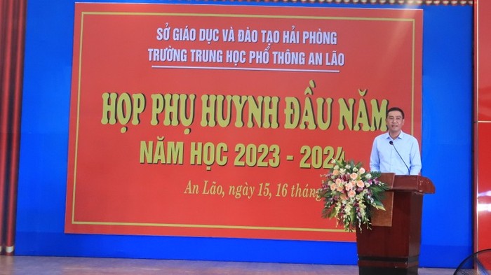Ông Bùi Văn Kiệm – Giám đốc Sở Giáo dục và Đào tạo Hải Phòng dự họp phụ huynh tại Trường Trung học phổ thông An Lão (Ảnh: LT)