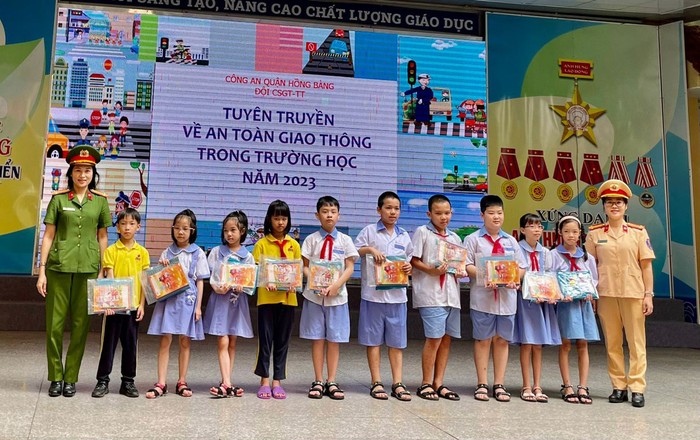 Công an quận Hồng Bàng trao quà tặng học sinh có hoàn cảnh khó khăn (Ảnh: LT)