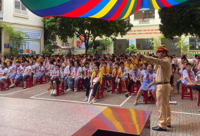 Lực lượng công an quận Hồng Bàng đã hướng dẫn các em học sinh những kỹ năng cơ bản khi tham gia giao thông (Ảnh: LT)