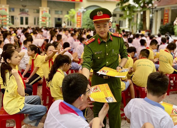 Học sinh Trường Tiểu học Đinh Tiên Hoàng được trang bị kiến thức về an toàn giao thông (Ảnh: LT)
