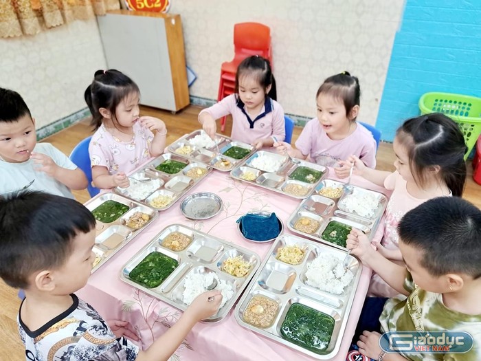 Học sinh thích thú với bữa ăn tại Trường Mẫu giáo Kim Đồng I (Ảnh: LT)