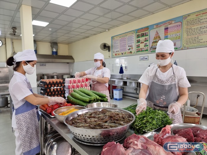 Thực phẩm khi tiếp nhận vào Trường Mẫu giáo Kim Đồng I phải tươi sống, bảo đảm vệ sinh (Ảnh: Lã Tiến)