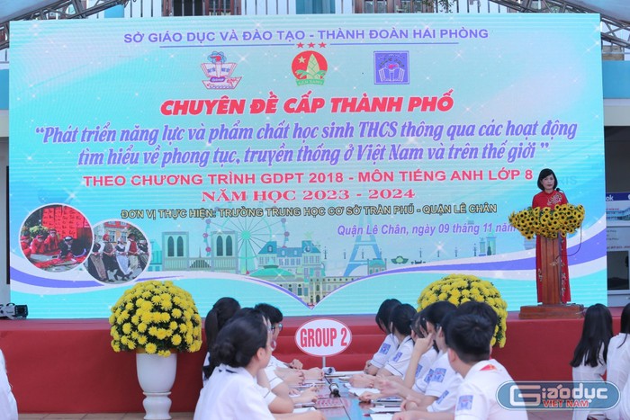 Cô giáo Lê Thị Minh Tâm – Hiệu trưởng THCS Trần Phú phát biểu đề dẫn chuyên đề (Ảnh: LT)