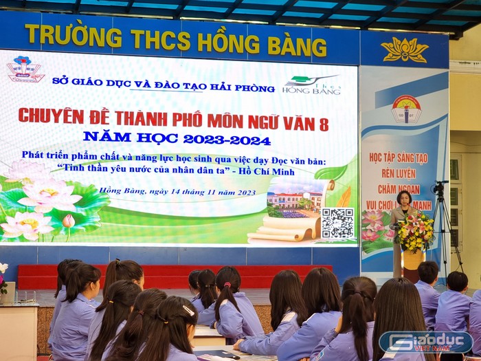 Bà Nguyễn Thị Vân Anh – Trưởng phòng Giáo dục và Đào tạo quận Hồng Bàng phát biểu đề dẫn chuyên đề (Ảnh: Lã Tiến)