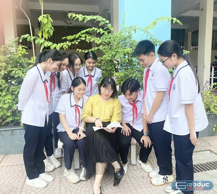 Cô giáo Hứa Thanh Mai chú trọng xây dựng nền nếp, kỷ cương trong trường học (Ảnh: LT)