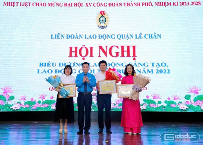 Cô Hứa Thanh Mai nhận Bằng khen Lao động giỏi của Ban chấp hành Liên đoàn Lao động thành phố Hải Phòng năm 2022 (Ảnh: NVCC)