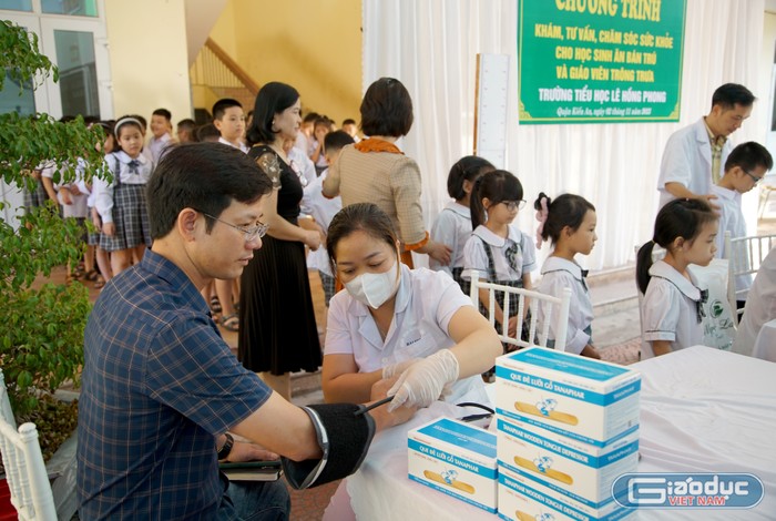 Cán bộ, giáo viên, nhân viên nhà bếp Trường Tiểu học Lê Hồng Phong được khám, tư vấn sức khoẻ (Ảnh: LT)