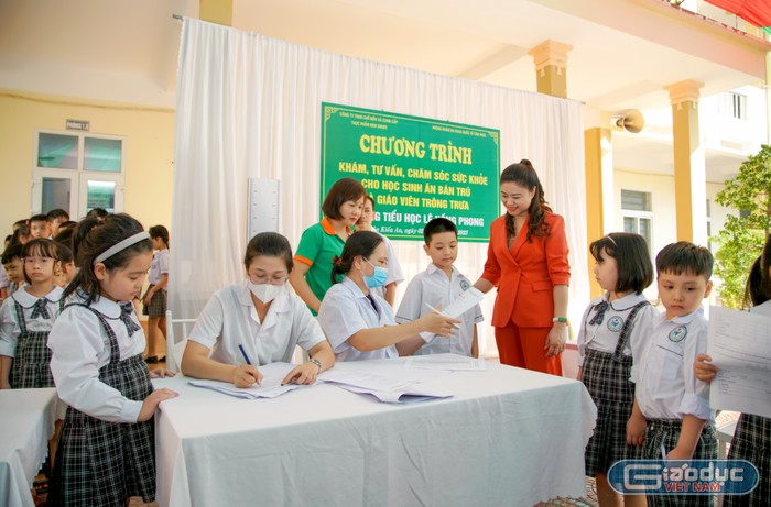 Học sinh Trường Tiểu học Lê Hồng Phong được khám, tư vấn sức khoẻ (Ảnh: LT)
