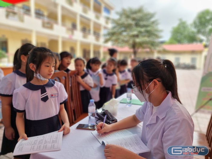 Hơn 1.000 học sinh Trường Tiểu học Đông Hải 1 được khám, mang kết quả về nhà (Ảnh: LT)