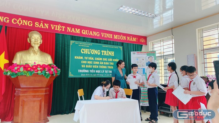 Học sinh Trường Tiểu học Lý Tự Trọng (quận Kiến An) được khám sức khoẻ miễn phí (Ảnh: LT)