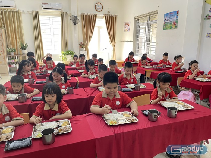 Học sinh Trường Tiểu học Đằng Hải được ăn bán trú bảo đảm dinh dưỡng (Ảnh: LT)